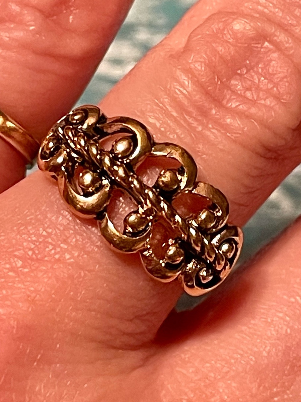 Vintage 1970’s Gold Tone Rope Band Ring sz 8 - Picture 2 of 5